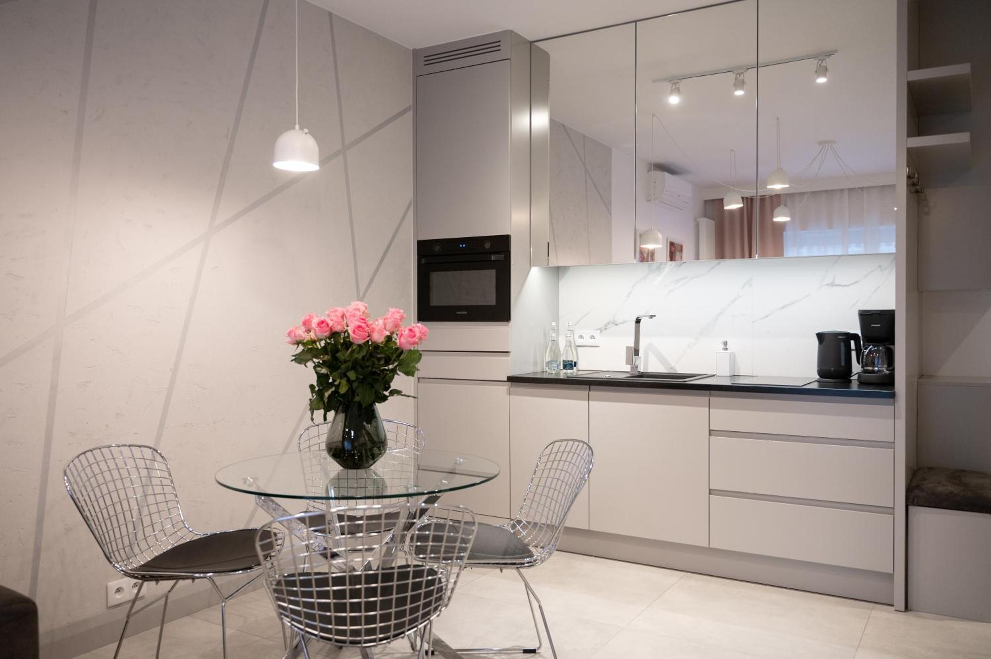 Mennica Residence - Grzybowska 43A ワルシャワ エクステリア 写真